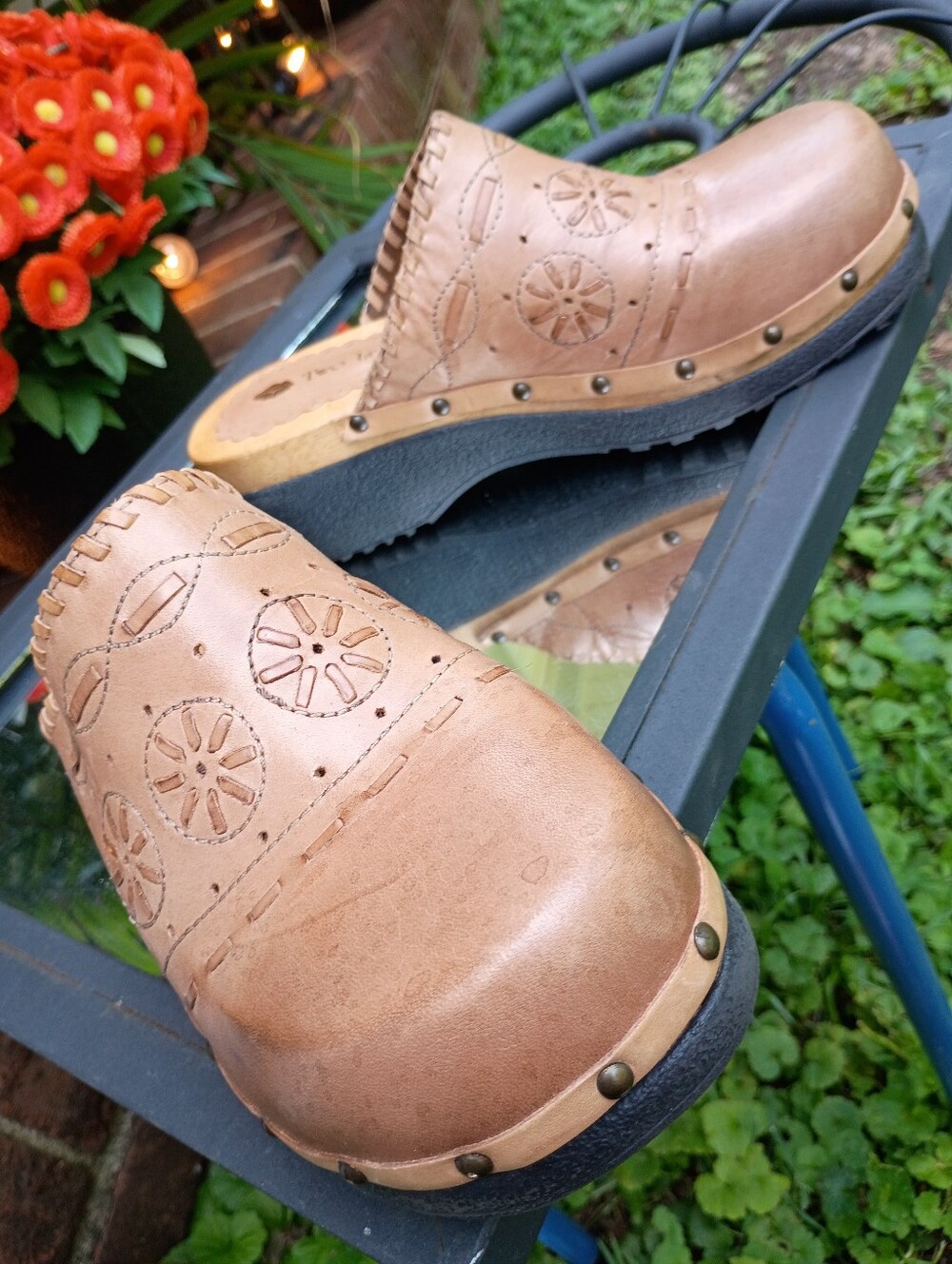 TWO LIPS SZ 8 LOUISE SUPPLE HANDCRAFTED  LEATHER BOHO STUDDED CLOGS NWOT Y2K